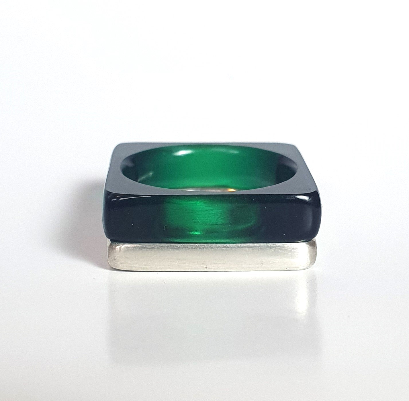 Square ring in bottle green perspex with a thick silver ring
#BarbaraSpenceJewellery